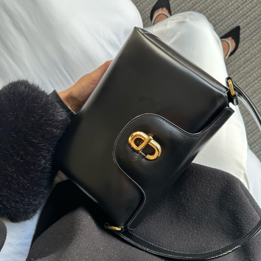 Authentic Gucci G Turn Lock Leather Handbag